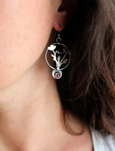 Amapola silvestre, aretes flor efímera en plata y granate