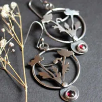 Amapola silvestre, aretes flor efímera en plata y granate