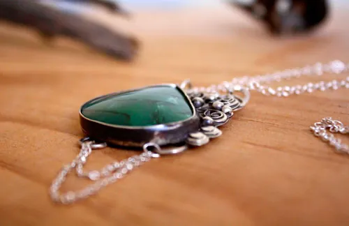 Amazona, collar exuberancia amazónica en plata y ágata verde