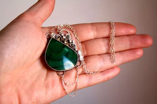 Amazona, collar exuberancia amazónica en plata y ágata verde