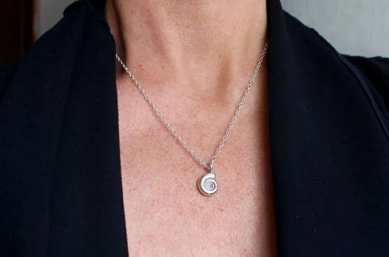 Amonita Eoderoceras, collar fósil del Jurásico en plata