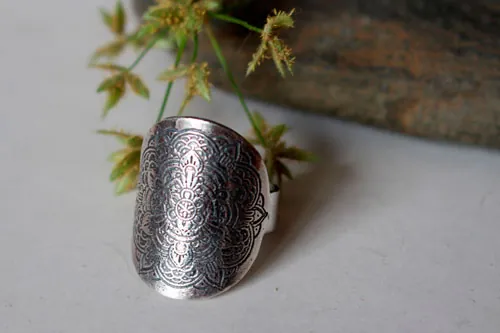 Anoki, anillo mandala de flores en plata