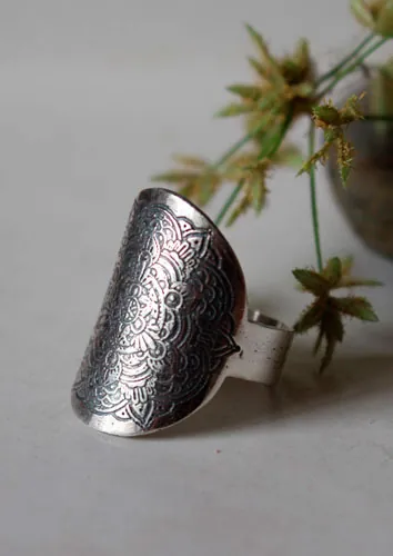 Anoki, anillo mandala de flores en plata