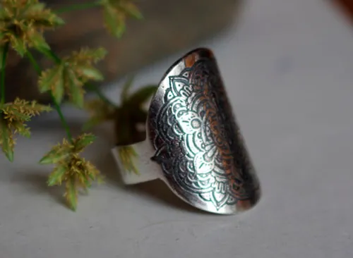 Anoki, anillo mandala de flores en plata