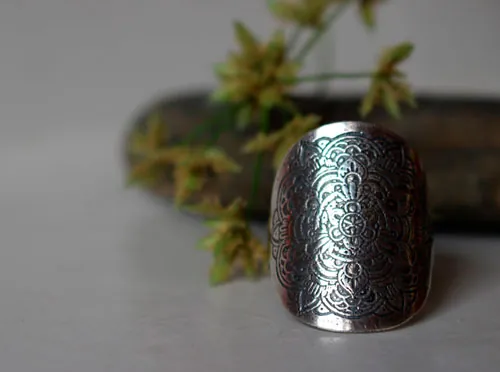 Anoki, anillo mandala de flores en plata