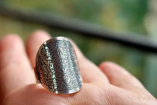 Anoki, anillo mandala de flores en plata