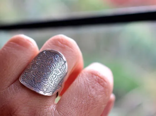 Anoki, anillo mandala de flores en plata