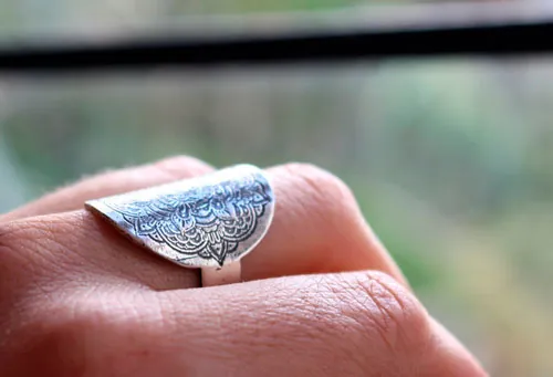 Anoki, anillo mandala de flores en plata
