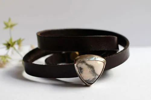 Ansfried, pulsera paz y victoria en plata, latón, cuero y rodonita
