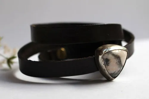 Ansfried, pulsera paz y victoria en plata, latón, cuero y rodonita