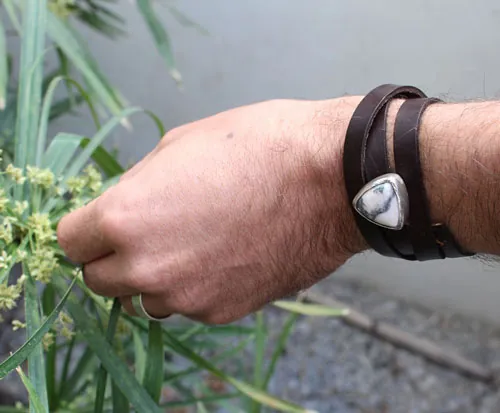 Ansfried, pulsera paz y victoria en plata, latón, cuero y rodonita