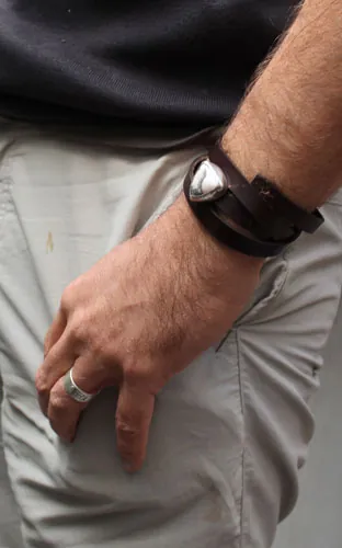 Ansfried, pulsera paz y victoria en plata, latón, cuero y rodonita