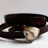 Ansfried, pulsera paz y victoria en plata, latón, cuero y rodonita