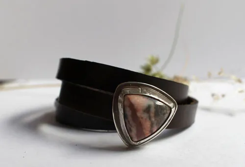 Answald, pulsera reino medieval en plata, latón, cuero y rodonita