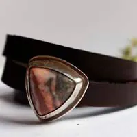 Answald, pulsera reino medieval en plata, latón, cuero y rodonita