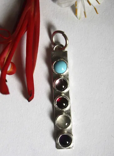 Anuha, dije familiar con piedras de nacimiento en plata, turquesa, alejandrita, amatista, granate y aguamarina