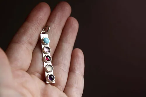 Anuha, dije familiar con piedras de nacimiento en plata, turquesa, alejandrita, amatista, granate y aguamarina