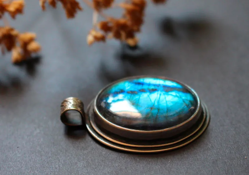Apaciguamiento, dije virtudes del azul en plata y labradorita