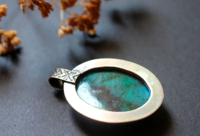 Apaciguamiento, dije virtudes del azul en plata y labradorita