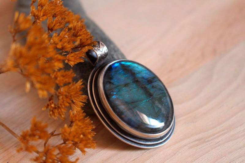 Appeasement, the virtues of blue pendant in silver and labradorite