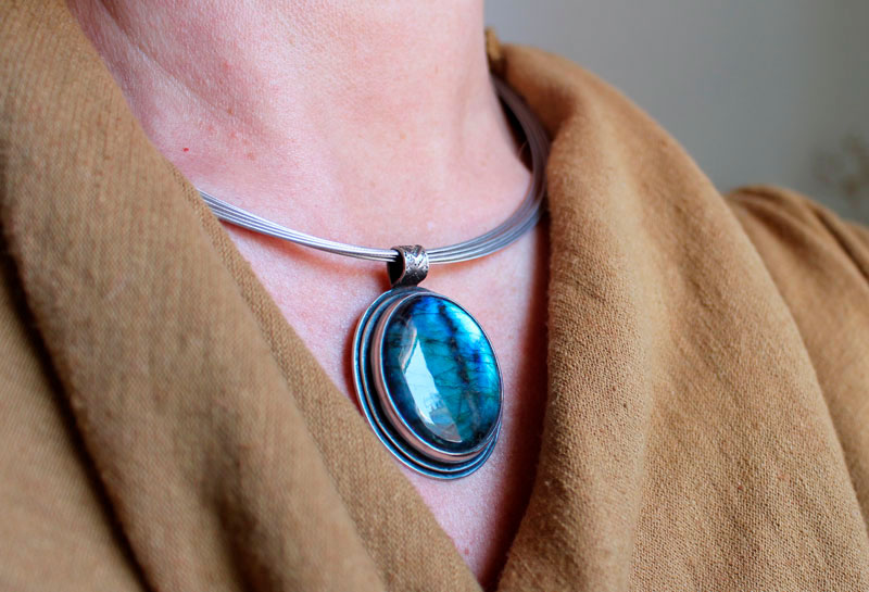 Appeasement, the virtues of blue pendant in silver and labradorite