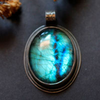Appeasement, the virtues of blue pendant in silver and labradorite
