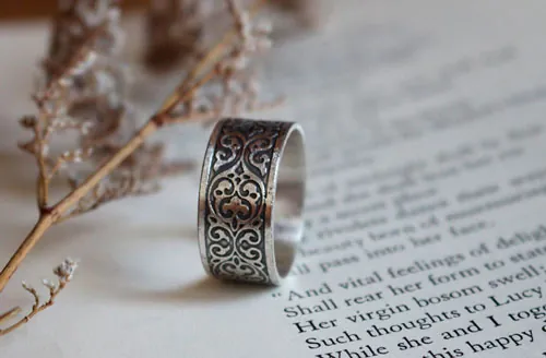Arabescos de hojas, anillo voluta barroca en plata