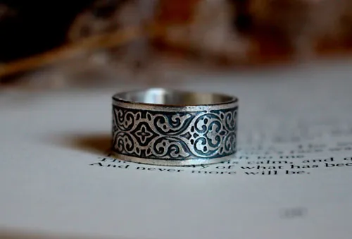 Arabescos de hojas, anillo voluta barroca en plata
