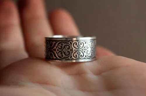 Arabescos de hojas, anillo voluta barroca en plata