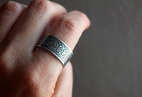 Arabescos de hojas, anillo voluta barroca en plata