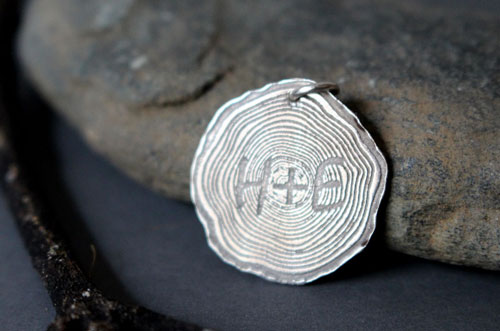 Árbol grabado, dije iniciales en el tronco de un árbol en plata