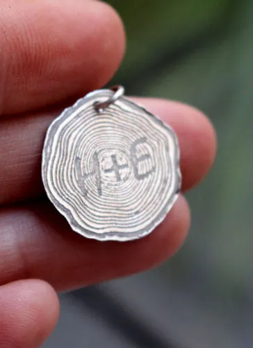 Árbol grabado, dije iniciales en el tronco de un árbol en plata