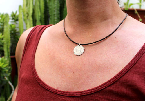 Árbol grabado, dije iniciales en el tronco de un árbol en plata