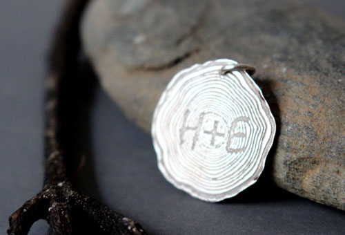 Árbol grabado, dije iniciales en el tronco de un árbol en plata