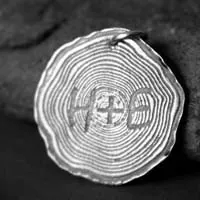 Árbol grabado, dije iniciales en el tronco de un árbol en plata