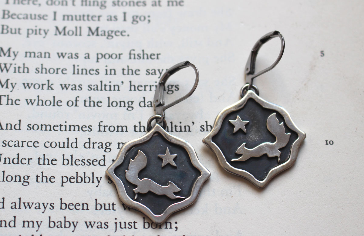 Ardilla, aretes animal tótem en plata