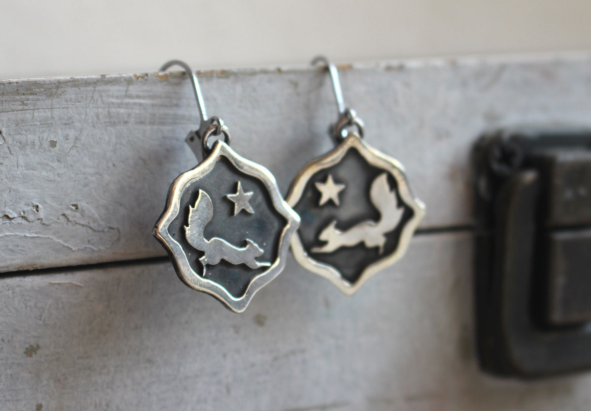 Ardilla, aretes animal tótem en plata