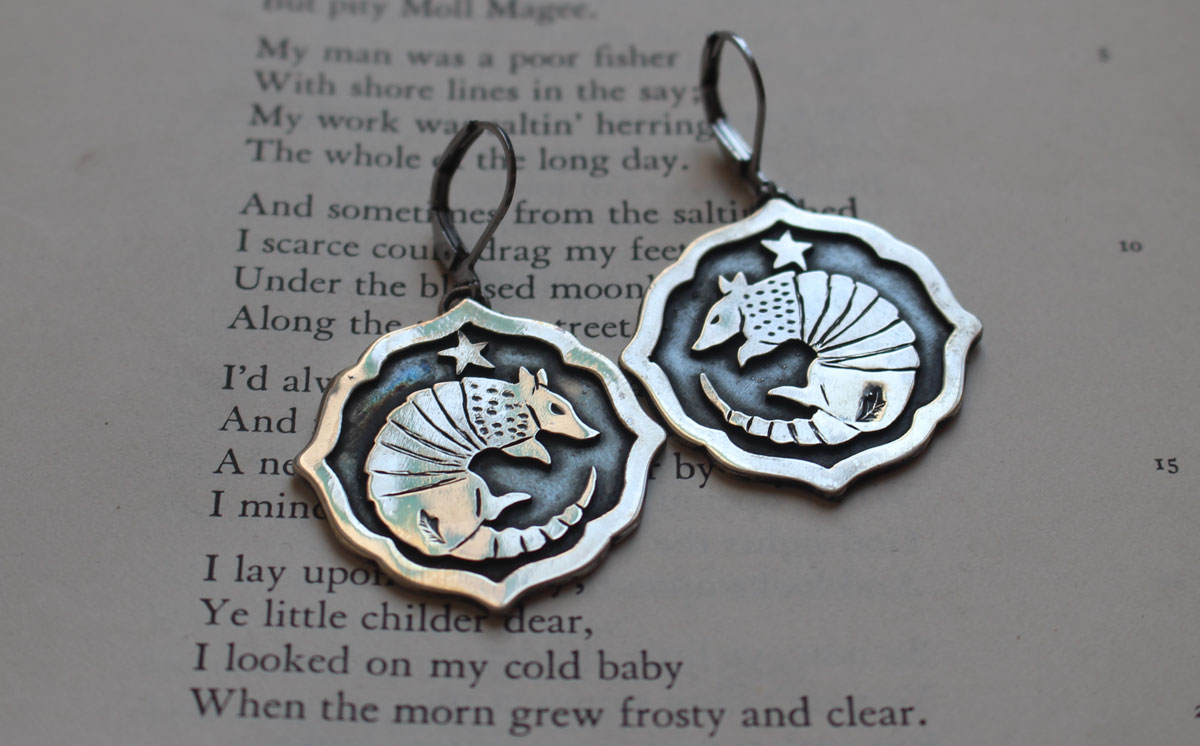 Armadillo, aretes animal con caparazón en plata