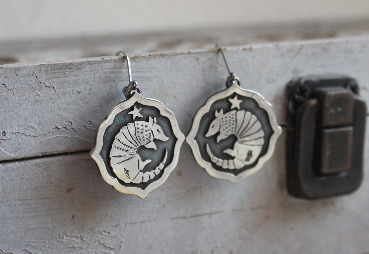 Armadillo, aretes animal con caparazón en plata