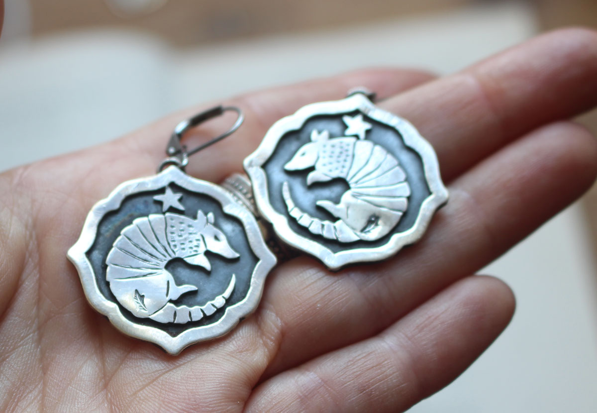 Armadillo, aretes animal con caparazón en plata