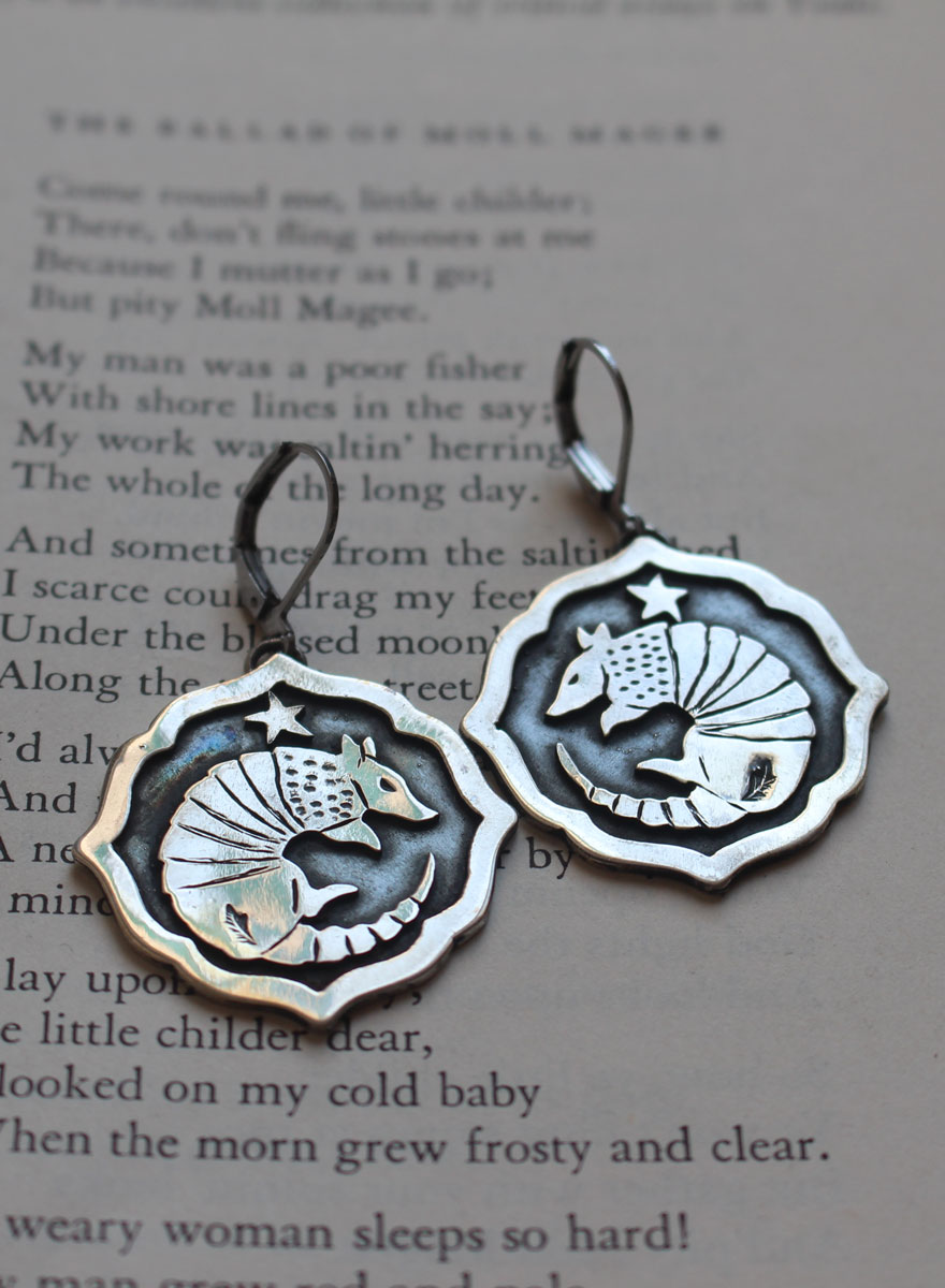 Armadillo, aretes animal con caparazón en plata