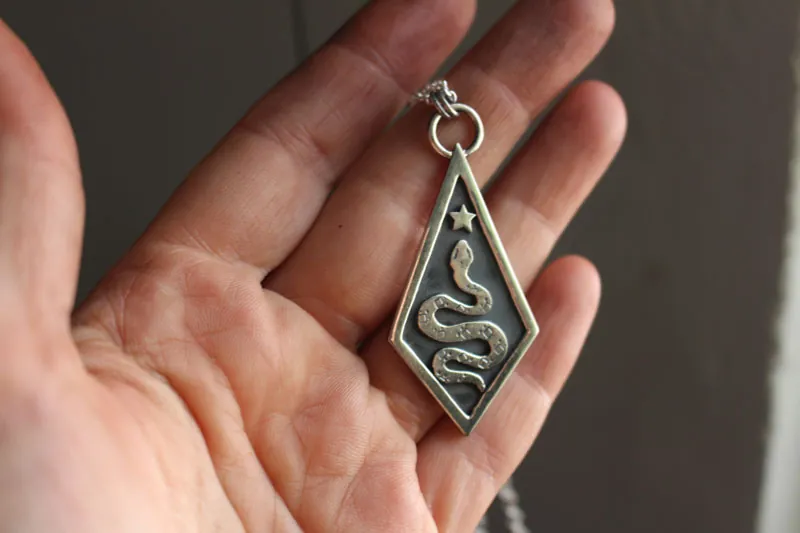 Asclepio, collar serpiente de la mitología griega en plata