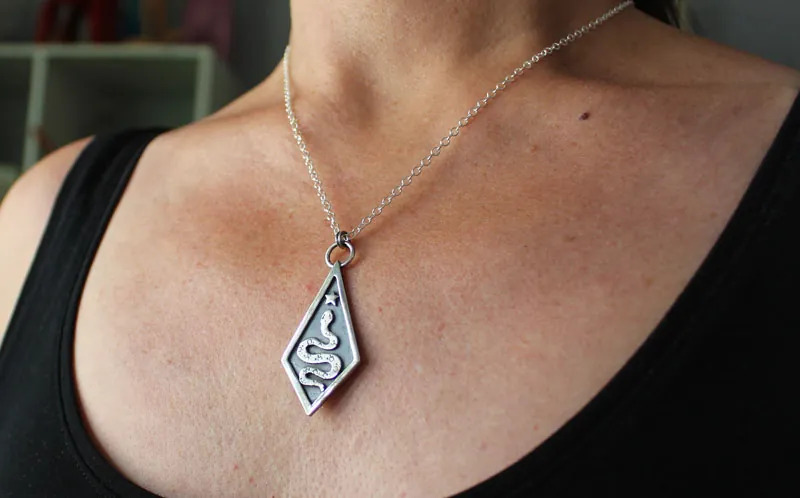 Asclepio, collar serpiente de la mitología griega en plata