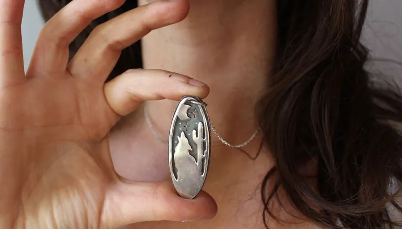Aullar a la luna, collar coyote del desierto en plata