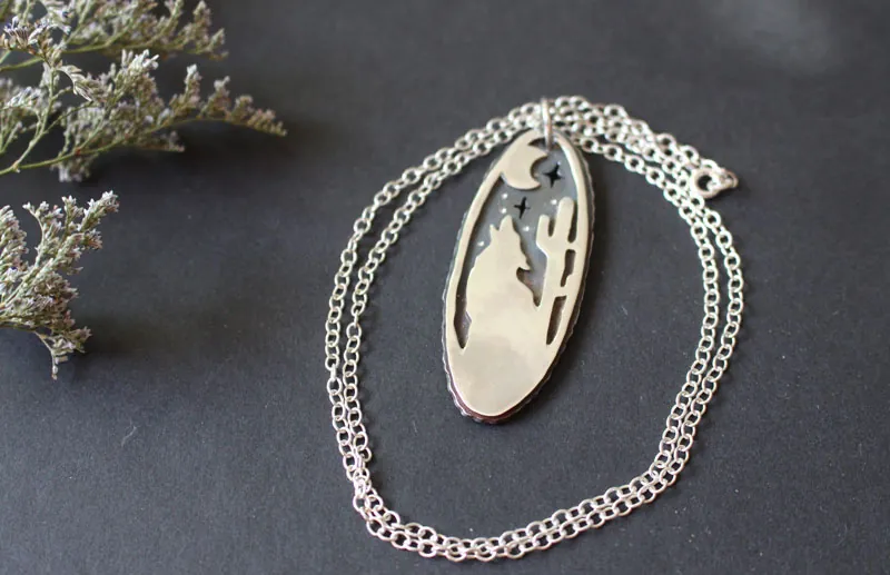 Aullar a la luna, collar coyote del desierto en plata
