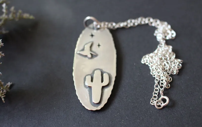 Aullar a la luna, collar coyote del desierto en plata