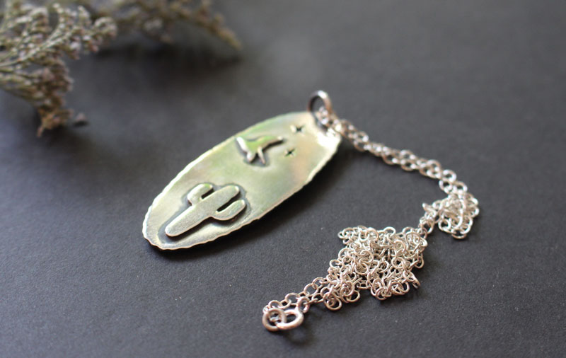 Aullar a la luna, collar coyote del desierto en plata