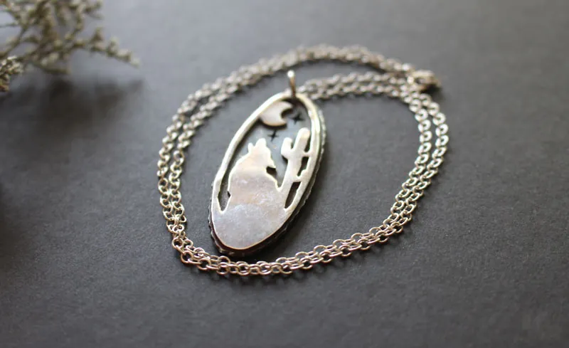 Aullar a la luna, collar coyote del desierto en plata
