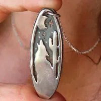 Aullar a la luna, collar coyote del desierto en plata