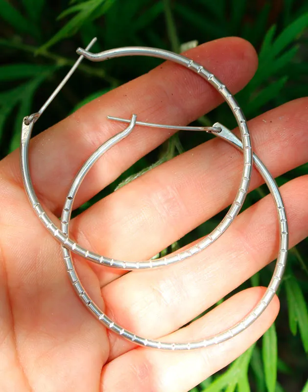 Aura, aretes grandes tipo arracadas martilladas en plata